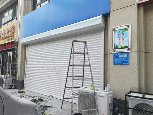 濟(jì)南鋁合金電動(dòng)卷簾門是怎樣安裝的？